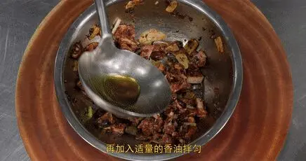 厨师长教你：家常“排骨煲仔饭”的做法，米饭和锅底的锅巴都很香