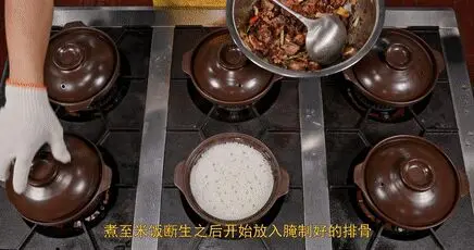 厨师长教你：家常“排骨煲仔饭”的做法，米饭和锅底的锅巴都很香