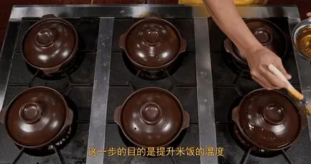 厨师长教你：家常“排骨煲仔饭”的做法，米饭和锅底的锅巴都很香