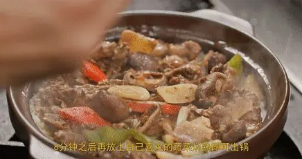 厨师长教你：家常“排骨煲仔饭”的做法，米饭和锅底的锅巴都很香