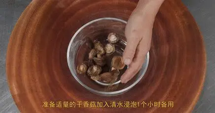 厨师长教你：家常“排骨煲仔饭”的做法，米饭和锅底的锅巴都很香