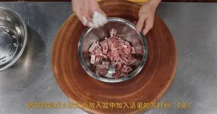 厨师长教你：家常“排骨煲仔饭”的做法，米饭和锅底的锅巴都很香