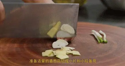 厨师长教你：家常“排骨煲仔饭”的做法，米饭和锅底的锅巴都很香