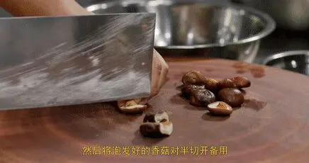 厨师长教你：家常“排骨煲仔饭”的做法，米饭和锅底的锅巴都很香