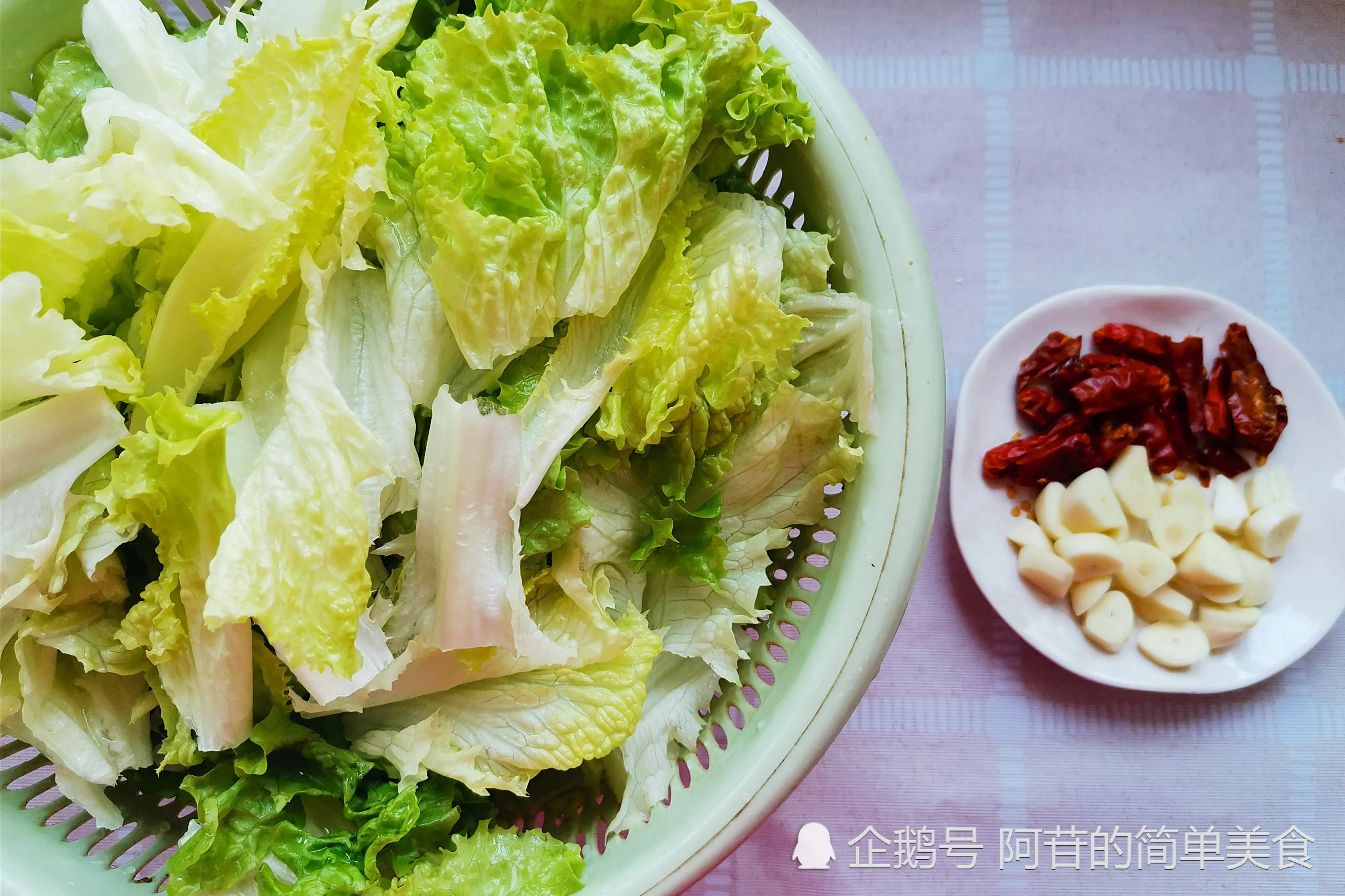 生菜吃不惯生的，试试做熟吃，炝炒最够味，几分钟就搞定