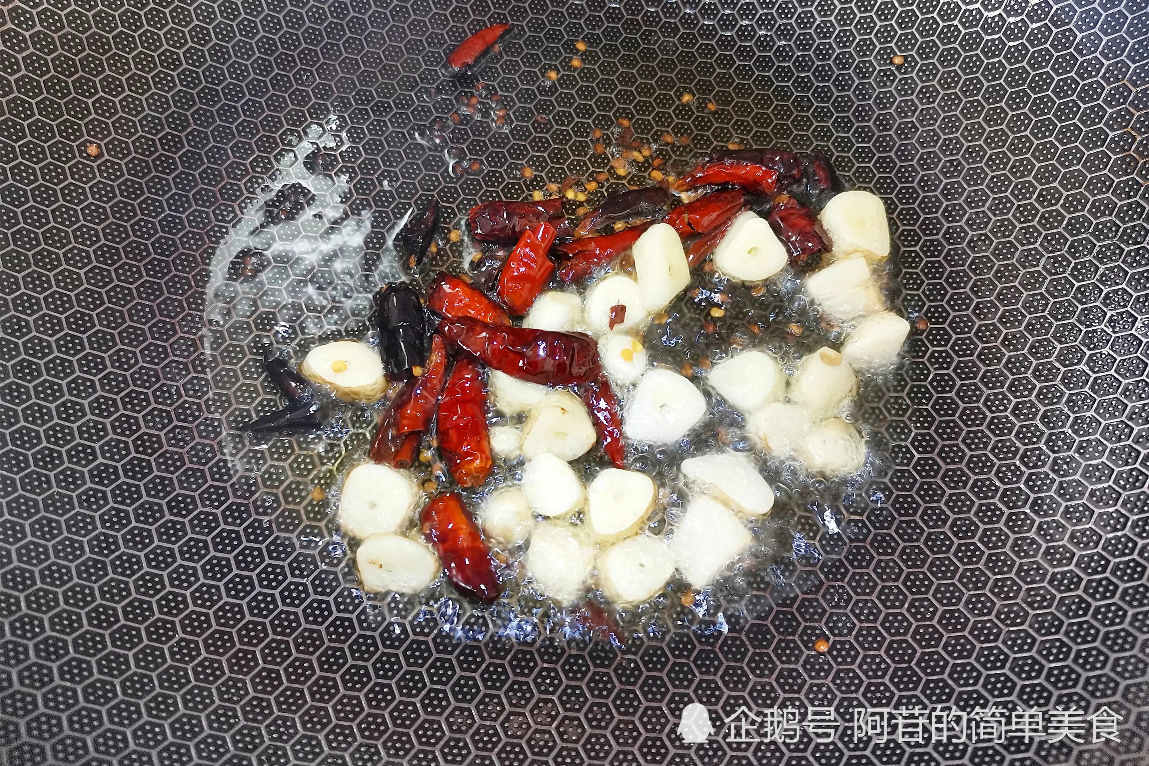 生菜吃不惯生的，试试做熟吃，炝炒最够味，几分钟就搞定