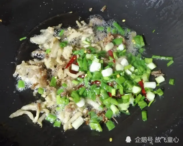 杏鲍菇炒五花肉怎么做好吃？学会这三招，鲜香嫩滑，美味又下饭