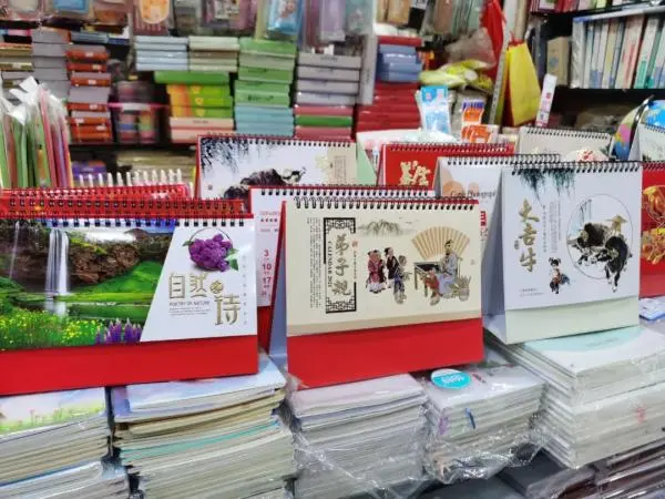 曾经风靡市场，如今难觅踪影，新年将至，挂历为何不香了？