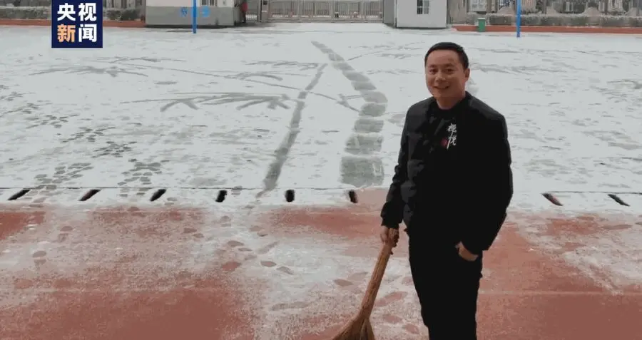 好家伙！冰天雪地里，萌娃们这个动作让网友看呆