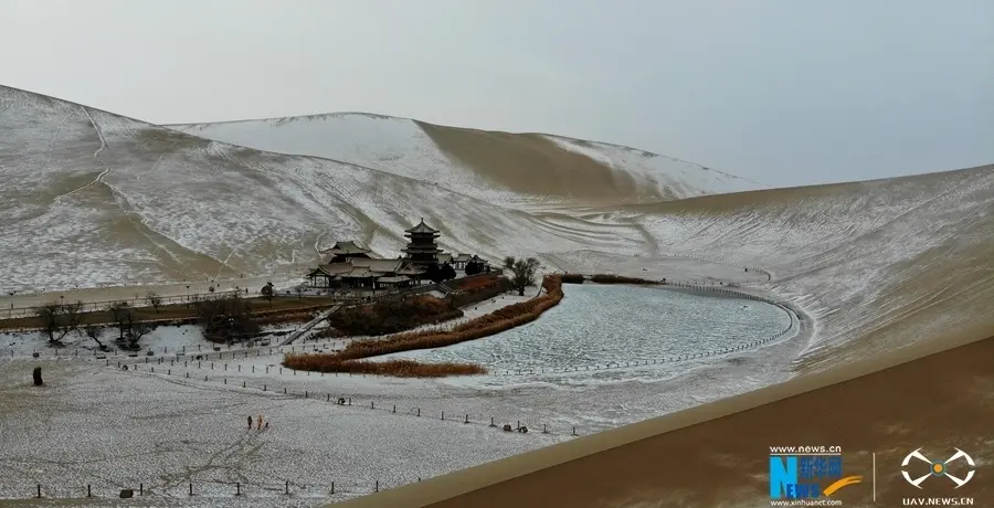 鳴沙山月牙泉浴雪美如畫