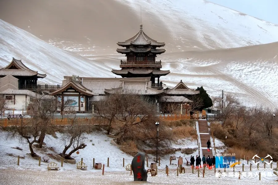 鳴沙山月牙泉浴雪美如畫