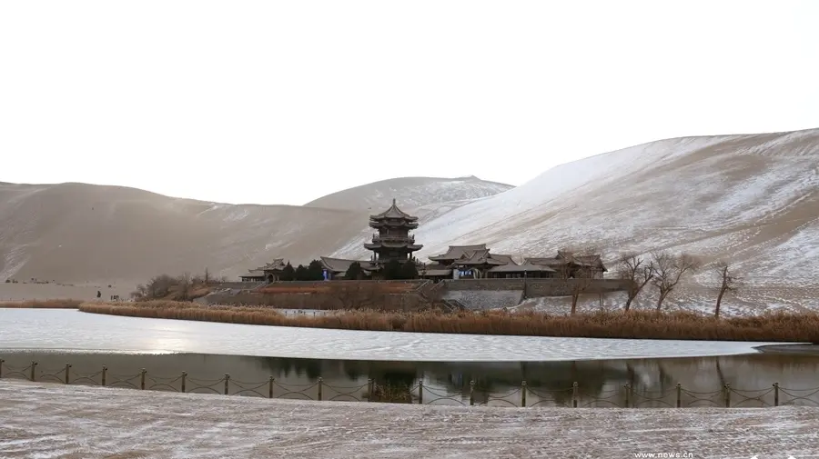 鳴沙山月牙泉浴雪美如畫
