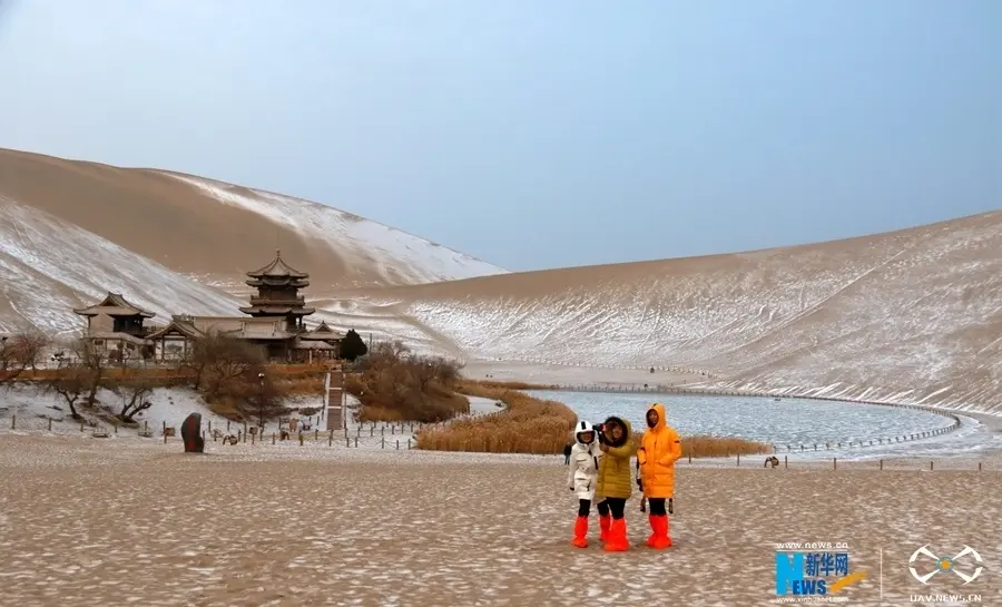 鳴沙山月牙泉浴雪美如畫