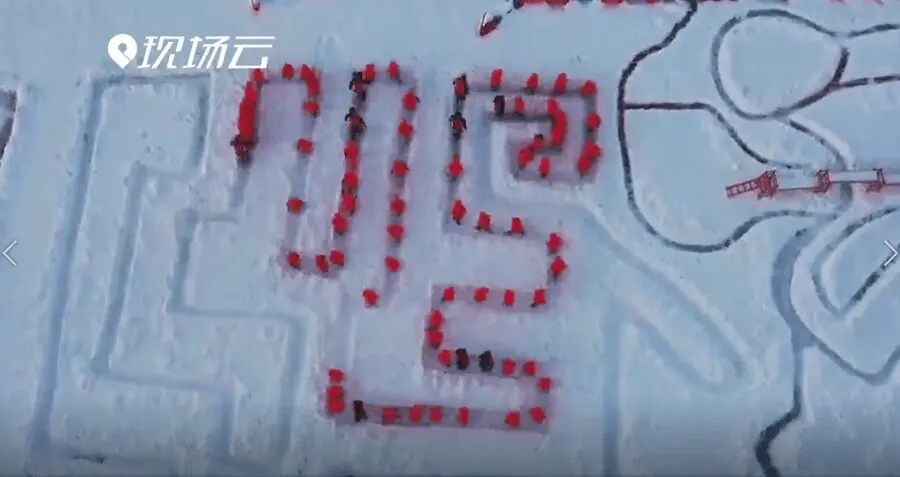“哈哈哈還以為是QQ糖”！看到雪地上的萌娃們，網友樂了