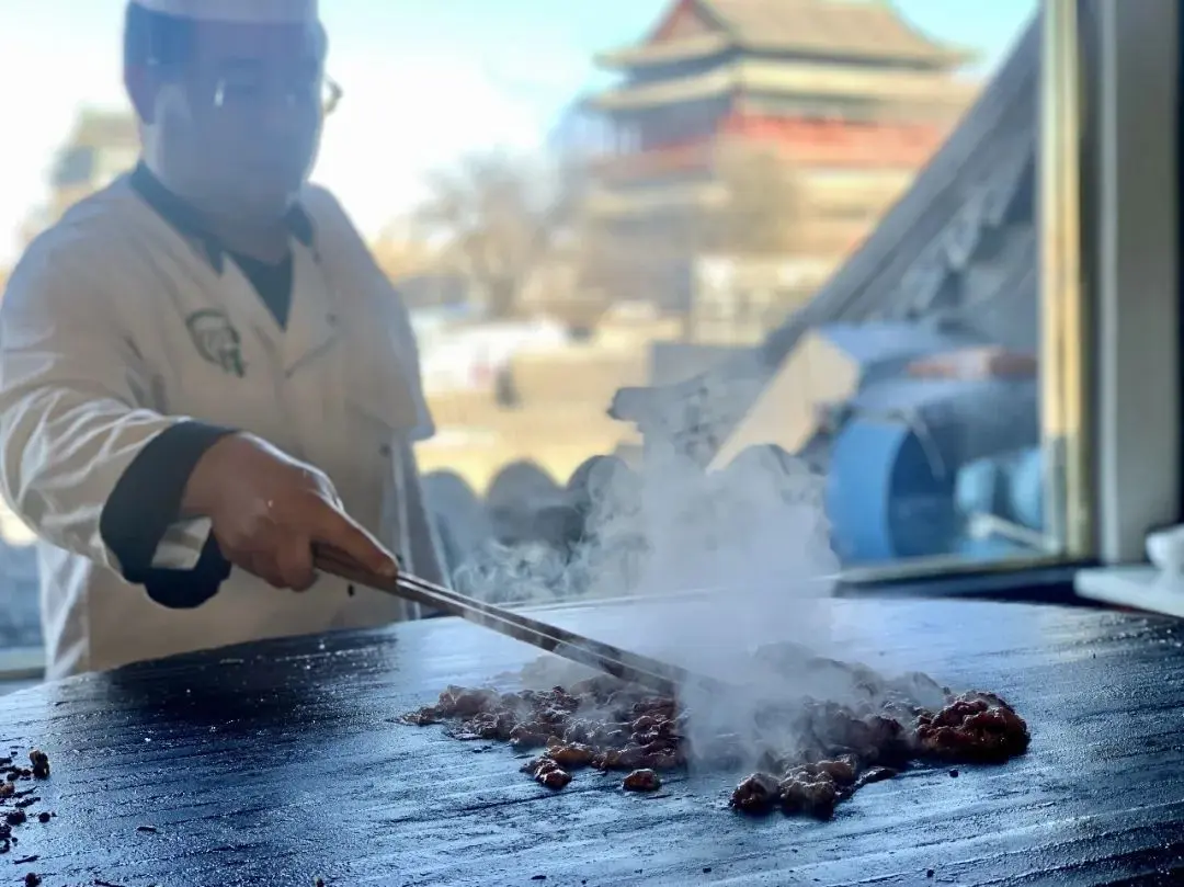 临海吃烤肉，远望钟鼓楼，北京人的“武吃”就是这么带劲儿