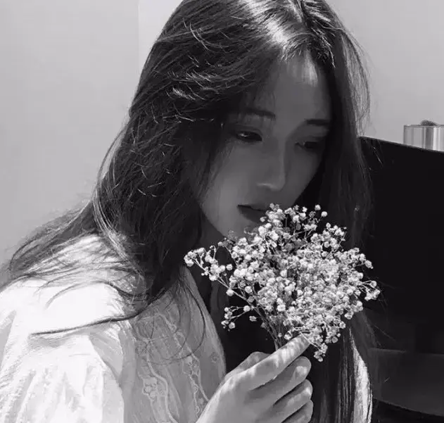 扎心又真实的文案：两个人在一起久了 爱的多的那个脾气越来越迁就