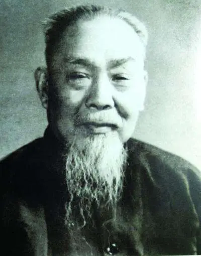 他是享誉国内外的历史学家，也是著名教育家，担任校长四十余年