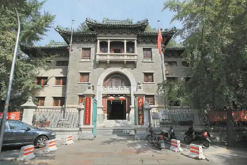 他是享誉国内外的历史学家，也是著名教育家，担任校长四十余年
