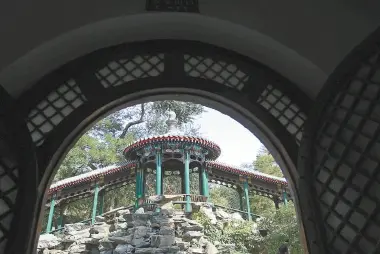 他是享誉国内外的历史学家，也是著名教育家，担任校长四十余年