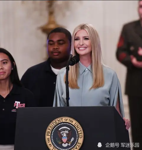 都说特朗普女儿伊万卡自带仙气，看到小儿子才知啥叫贵气逼人，帅到尖叫！