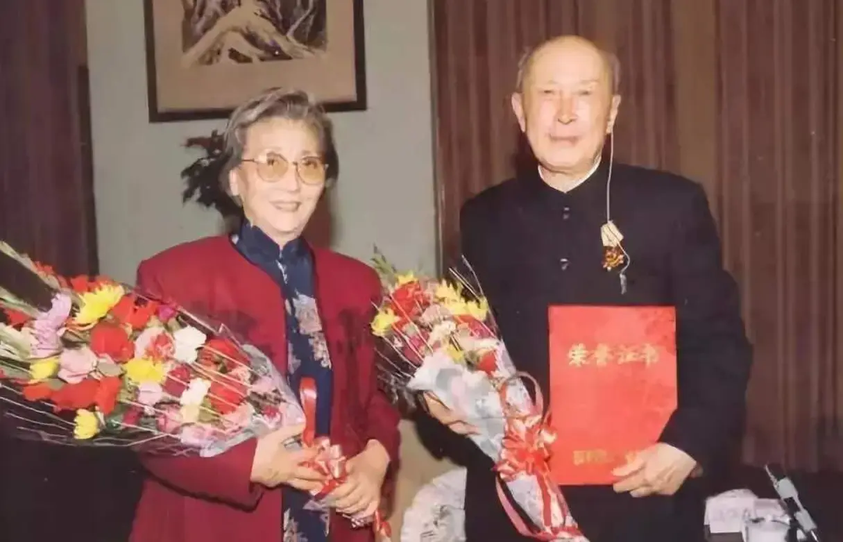 日本护士嫁给中国将军64年，生下歌唱家女儿，女婿则是人人皆知