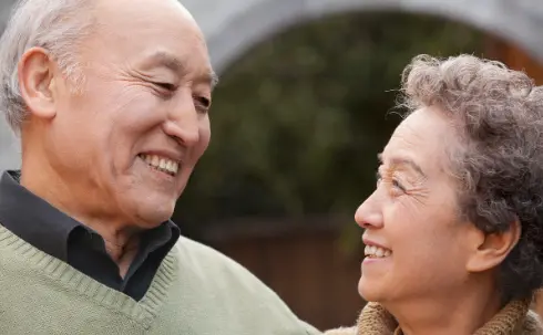 男人晚年找老伴被嫌弃，觉得每个月给生活费才能找到女朋友