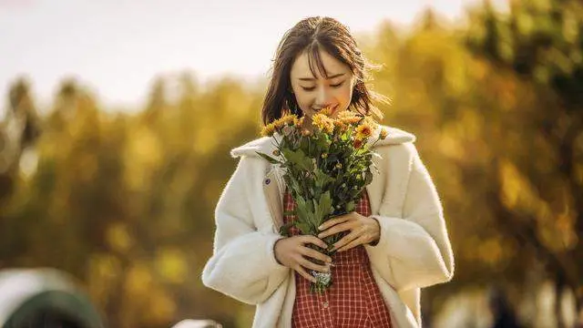 女人到中年，拼的不是丈夫，而是这三张底牌