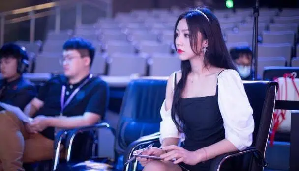 AG女子战队正式成立！看清女选手颜值，粉丝：难怪爱思想去当教练