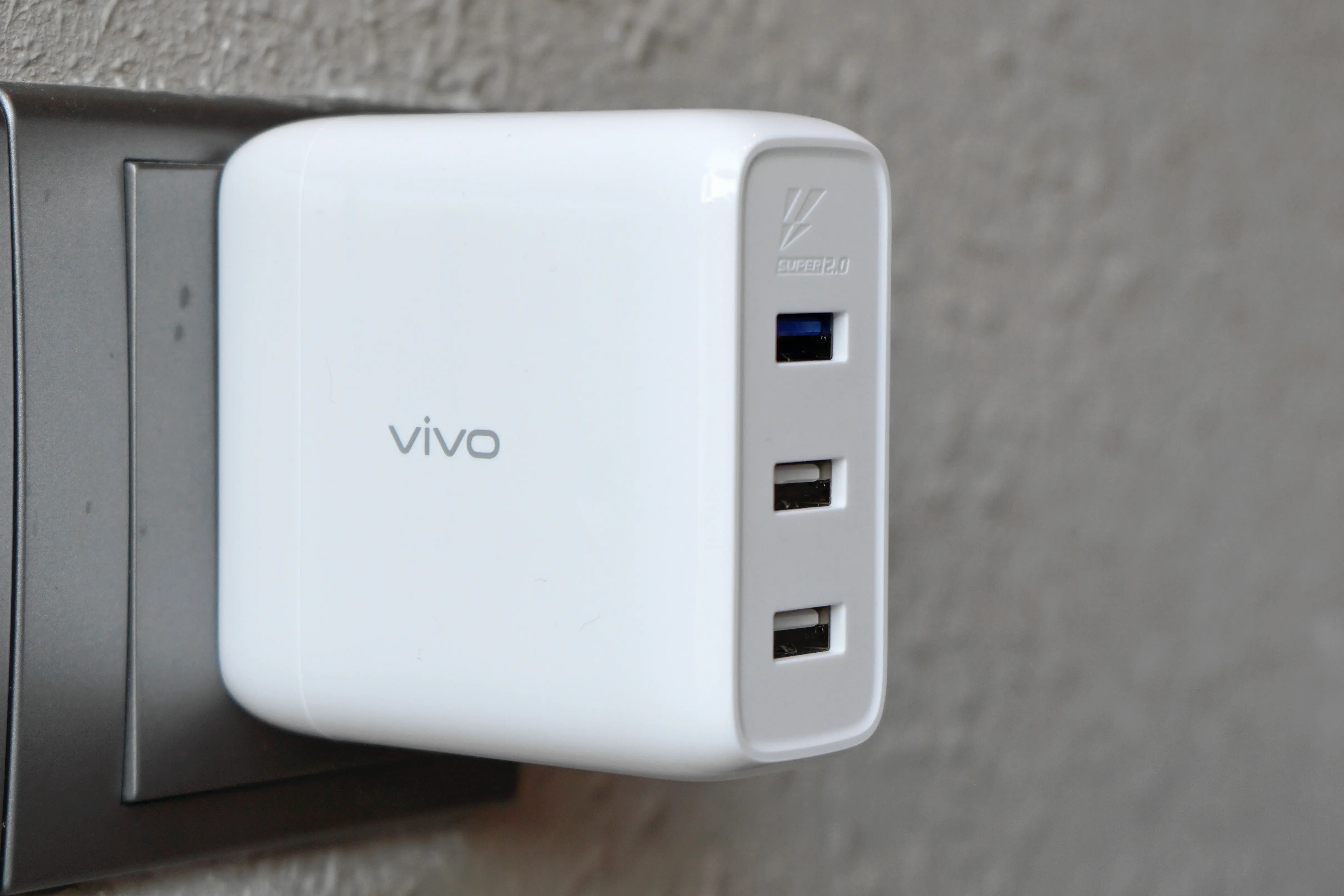 V粉居家外出必備好物，vivo多口充電器釋放65W強勁動力