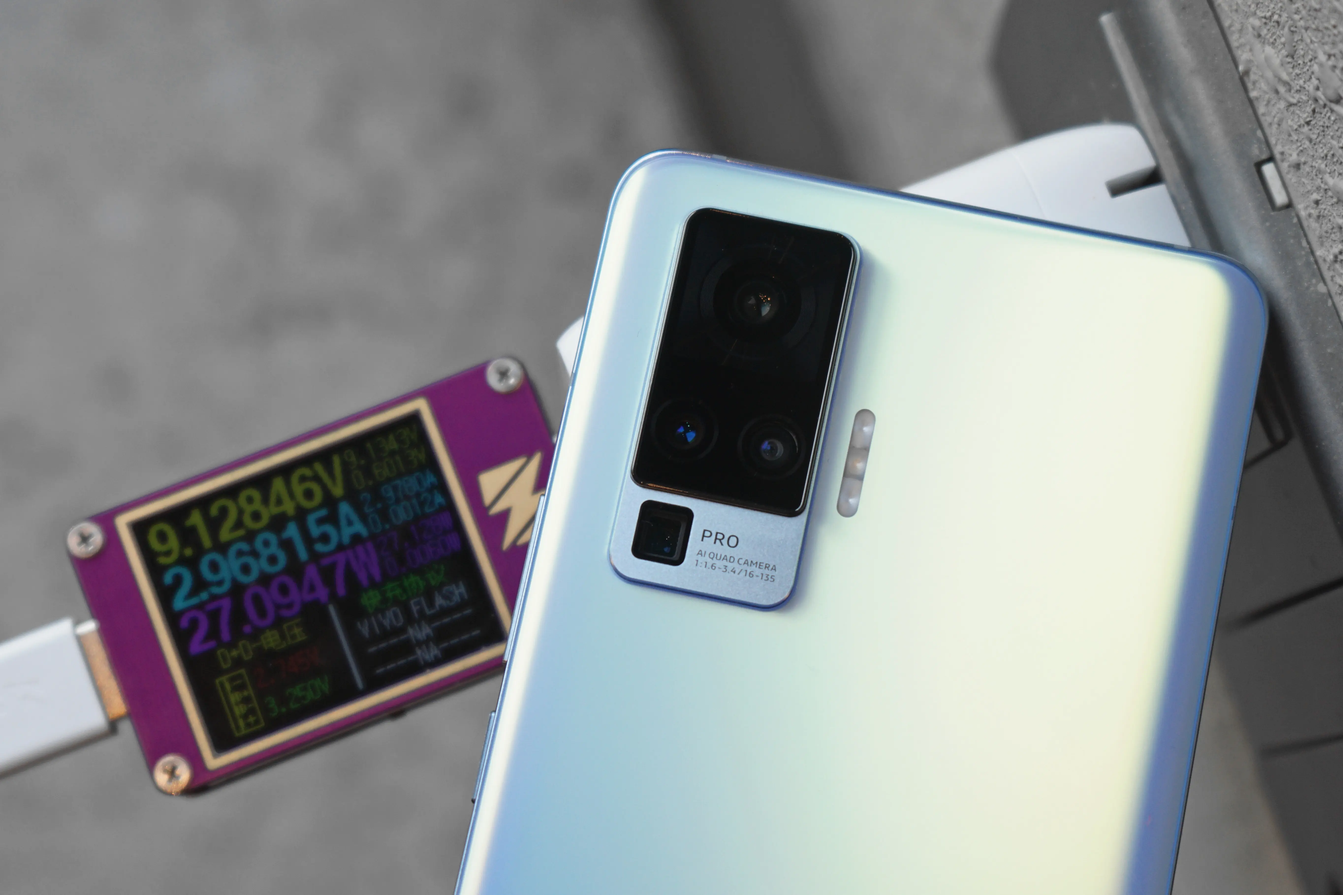V粉居家外出必備好物，vivo多口充電器釋放65W強勁動力