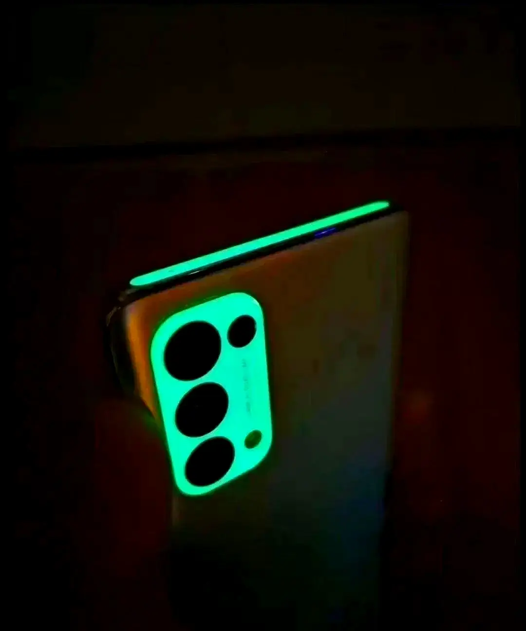 一定是绝无仅有的设计鬼才！居然想到在手机上添加具有荧光效果的夜光后盖