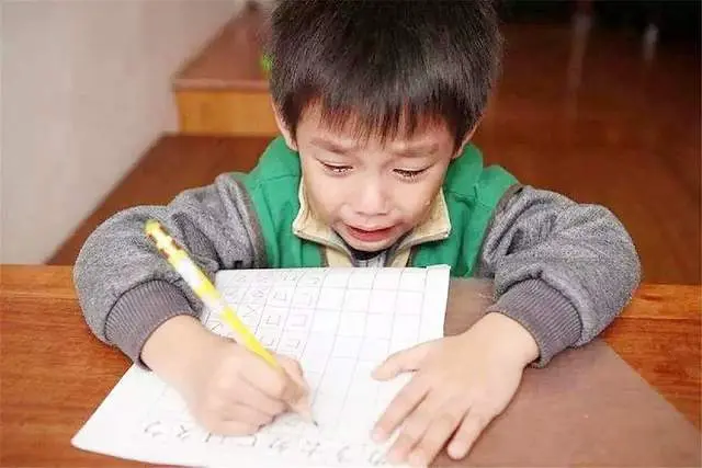 “我儿子哪错了？”小学生试卷“1.2＋6.8＝8”被打叉，宝爸质问老师