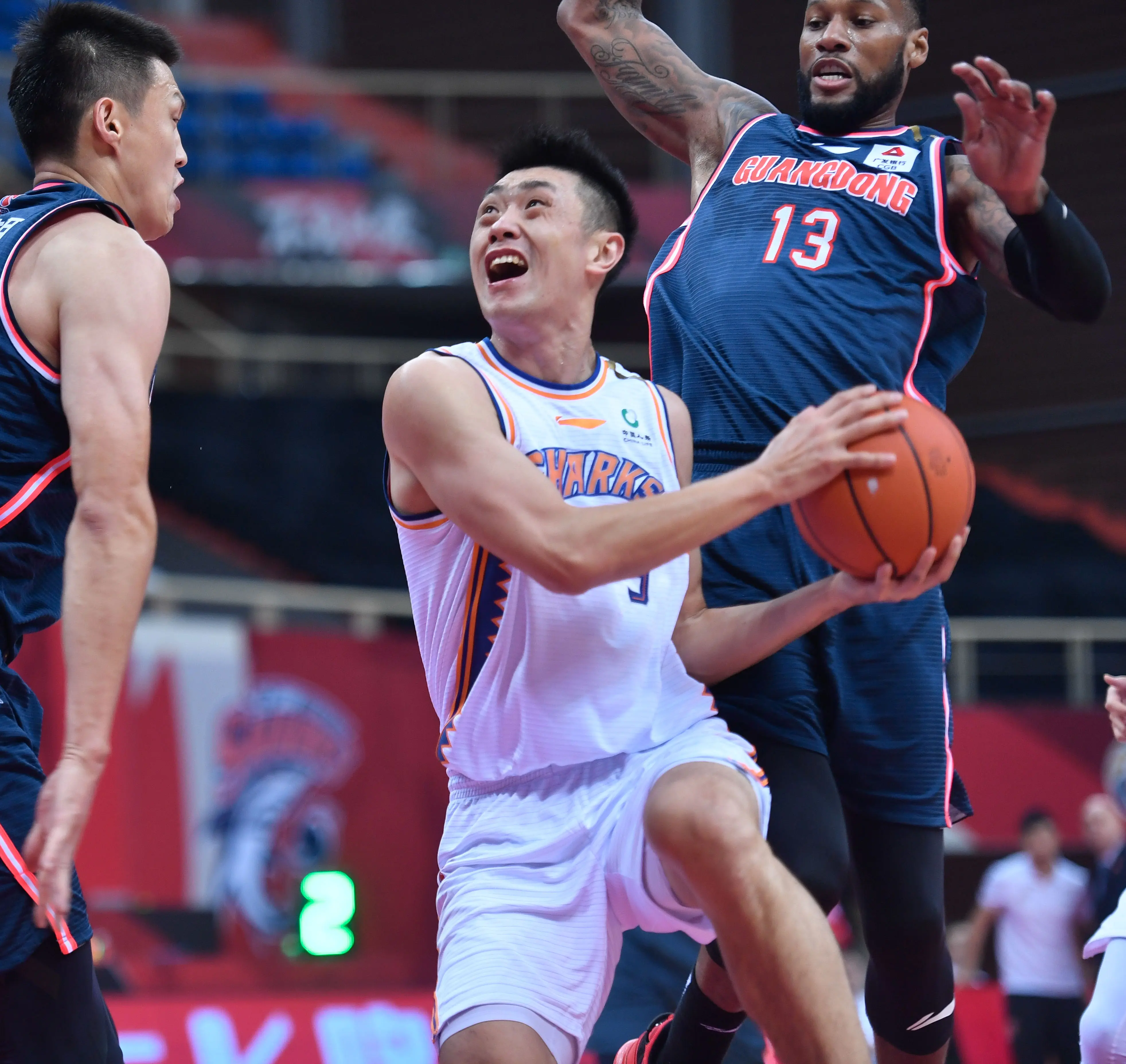 （体育）篮球——CBA第二阶段：上海久事对阵广东东莞大益
