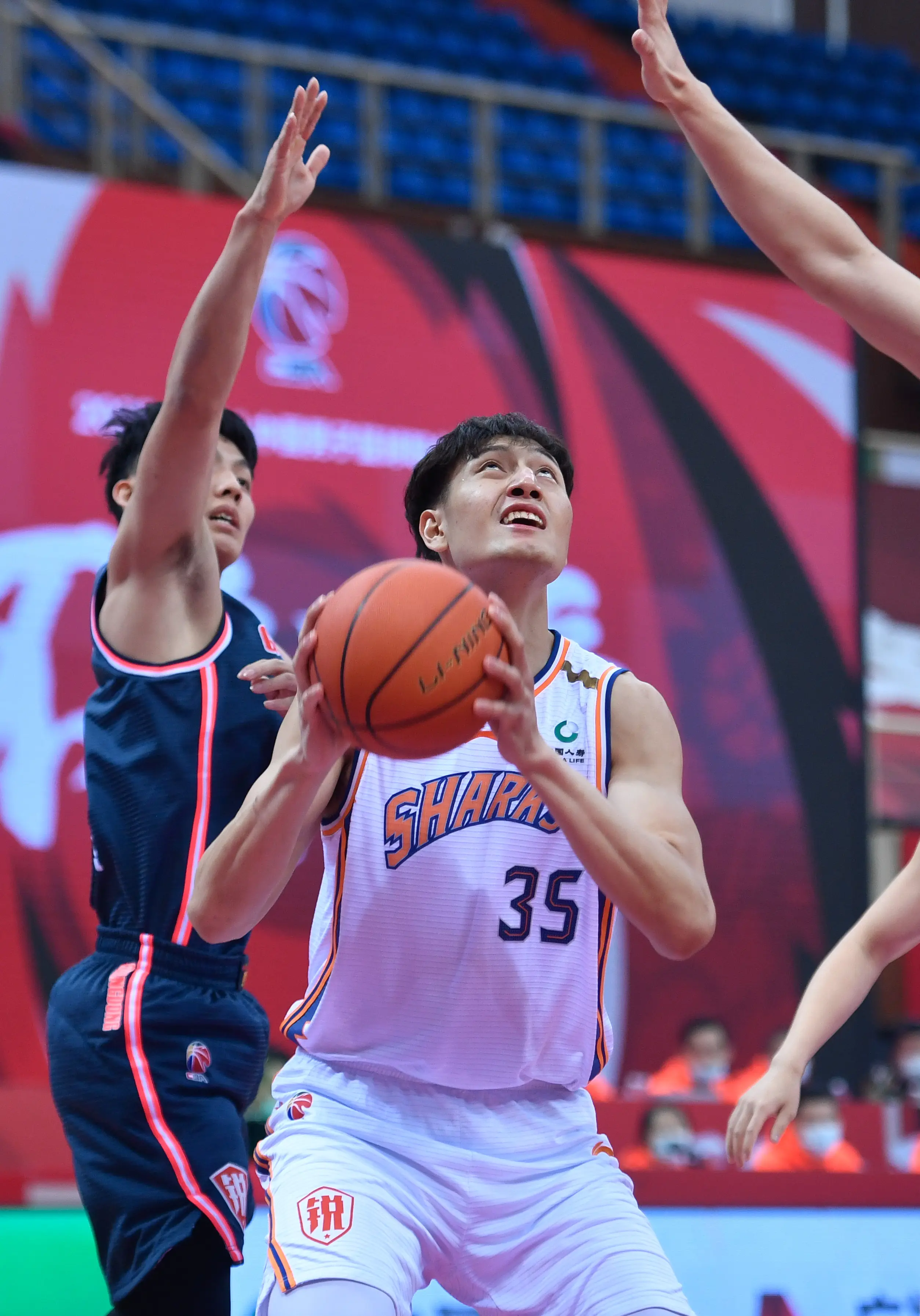 （体育）篮球——CBA第二阶段：上海久事对阵广东东莞大益