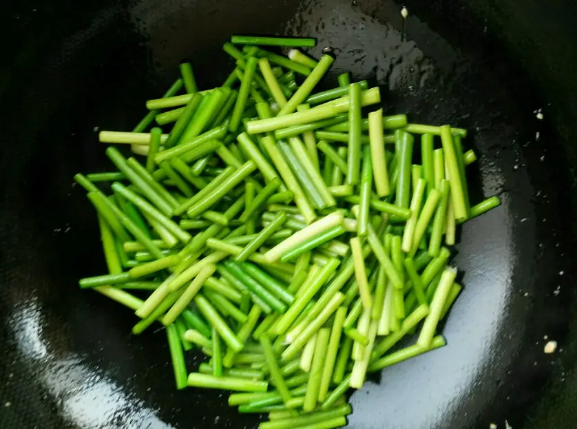 冬季，鸡蛋和它是绝配，每天炒一盘，美味下饭，血管通畅了