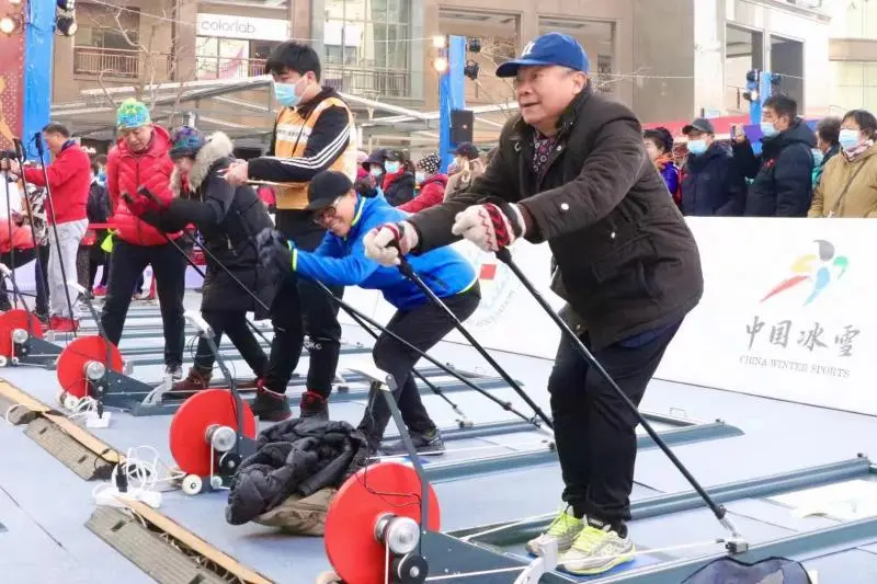 冰雪＋｜“全民滑雪体能大比武”活动走上北京街头