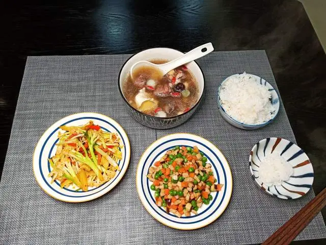 老两口的“轻食”晚餐走红，清淡鲜美，好吃滋补，开开心心每一天