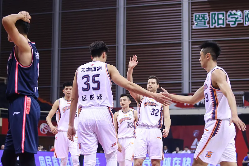 52-104！CBA土豪队崩盘，三节狂输47分，球迷绝望：解散吧