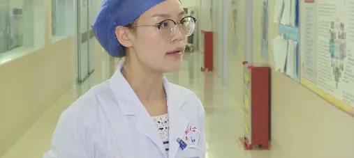 盖3层被子穿3件衣服 两月宝宝“捂出病”进重症室
