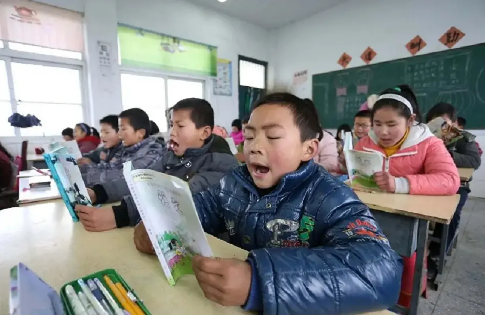 学生在教室“聚众打牌”，老师看到牌后微微一笑，直言：接着玩