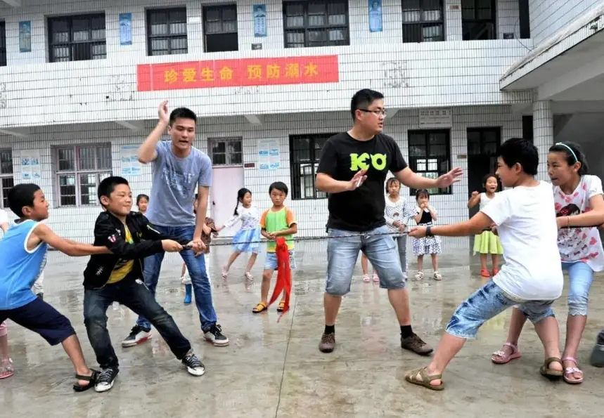 学生在教室“聚众打牌”，老师看到牌后微微一笑，直言：接着玩