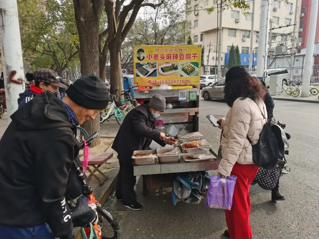 73岁爷爷在石家庄卖小吃年净赚十几万！多年不涨价，还收了十多名学徒