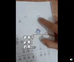 妈妈辅导女儿作业被气疯，外婆拿出23年前考卷无情嘲笑：你也有今天！