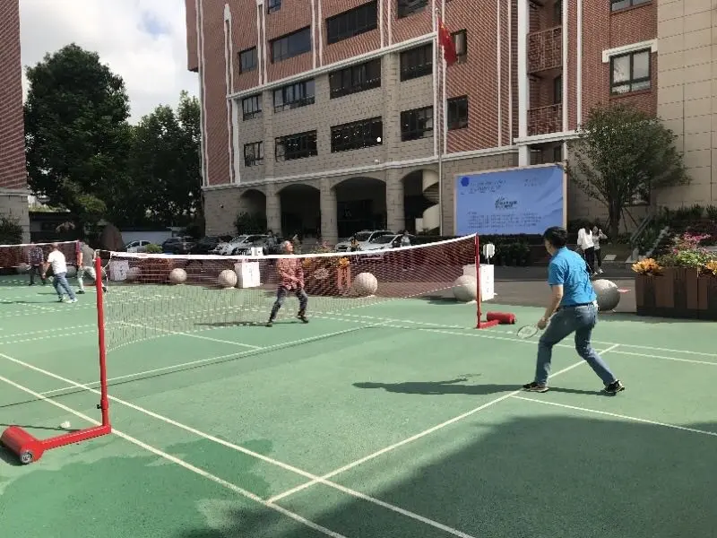 老师们也要上体育课，这所学校把这节“必修课”排进每位老师的课表里