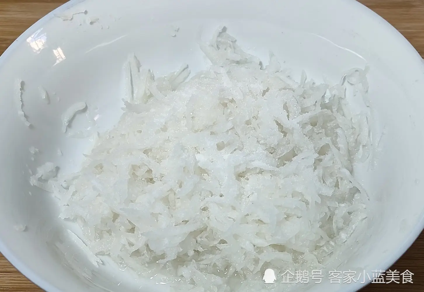 一个萝卜两个鸡蛋，用筷子搅一搅，不到10分钟搞定全家人的早餐，真香