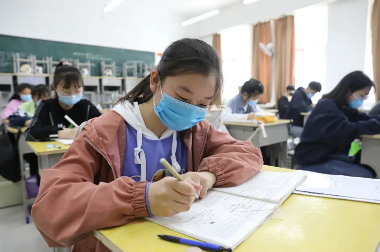 多地教育局发文通知，中小学寒假时间出炉，最长假期可达2个月