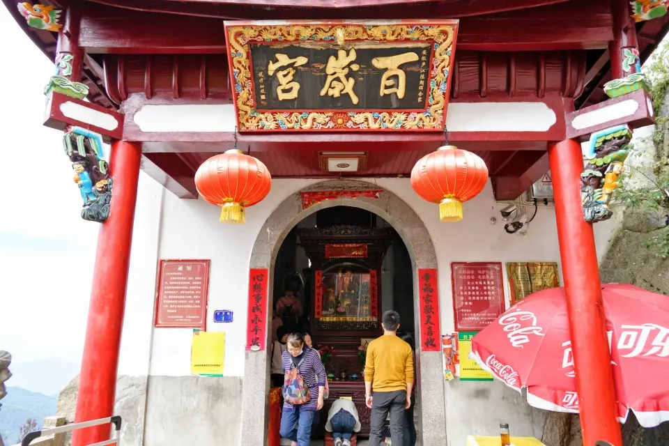 九华山有座皇家寺院，匾额由皇帝和总统所书，供有百岁高僧的肉身