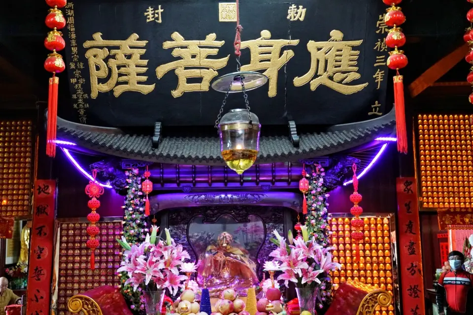 九华山有座皇家寺院，匾额由皇帝和总统所书，供有百岁高僧的肉身