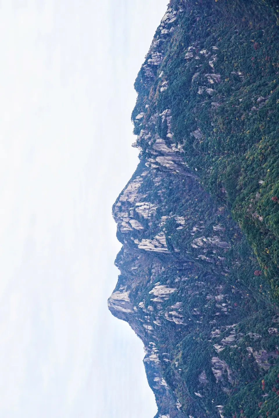 九华山有座皇家寺院，匾额由皇帝和总统所书，供有百岁高僧的肉身