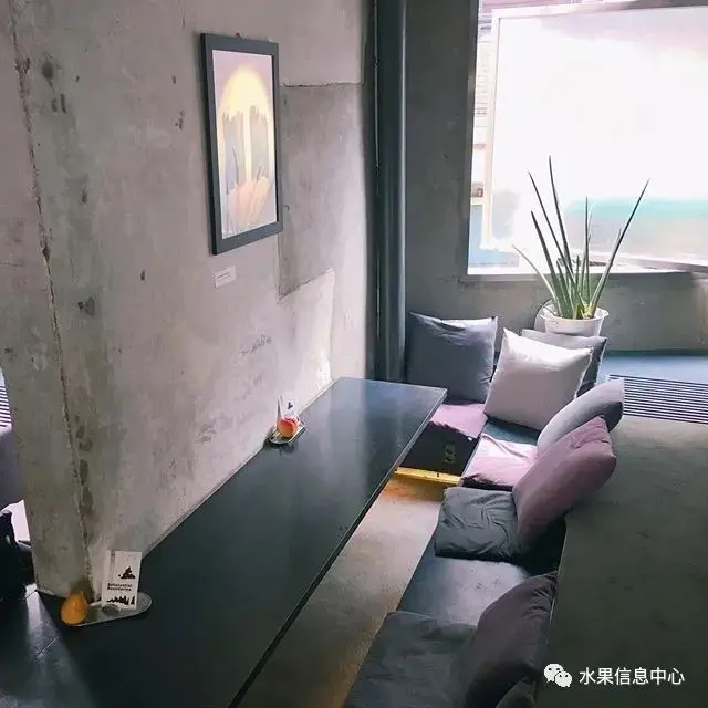 隐藏在小巷里的网红水果店，入口竟然是冰箱门